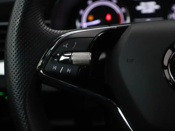 Photo 7 of 27 of TMBGR6NW3N3076807 Skoda Kamiq 1.0 TSI Business Edition (5-drs