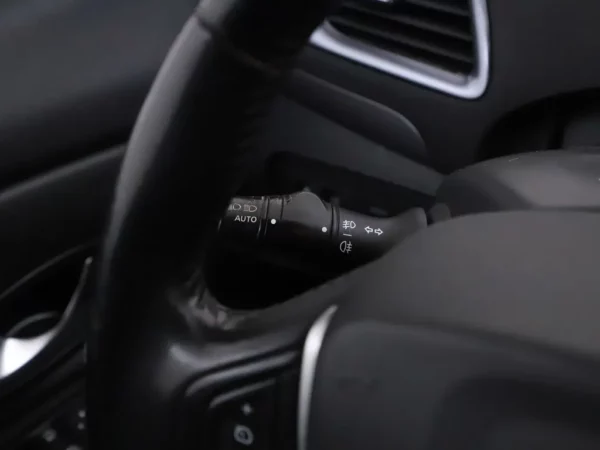 Photo 7 of 28 of VF1JZD6J651900354 Renault Scénic Xmod 1.2 TCe Bose Alcantare