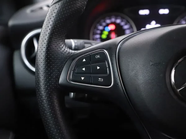 Photo 7 of 28 of WDD1760421J761277 Mercedes-Benz A-Klasse 180 Aut. AMG LED