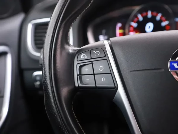 Photo 7 of 28 of YV1FW45HBF1260589 Volvo V60 1.6 T3 R-Design Cruise Ecc