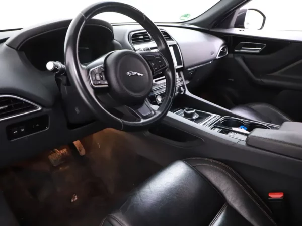 Photo 7 of 29 of SADCA2BN9HA071223 Jaguar F-Pace 2.0 Aut. Portfolio AWD 20d