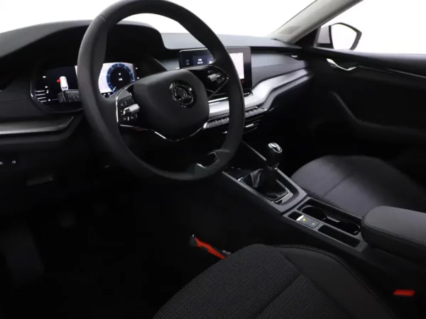 Photo 7 of 33 of TMBJP8NX0RY146191 Skoda Octavia Combi 1.0 TSI Business Edition