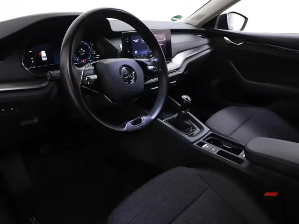 Photo 7 of 34 of TMBAP7NX0MY011246 Skoda Octavia 1.0 TSI Business Edition 5-drs Hatchb.