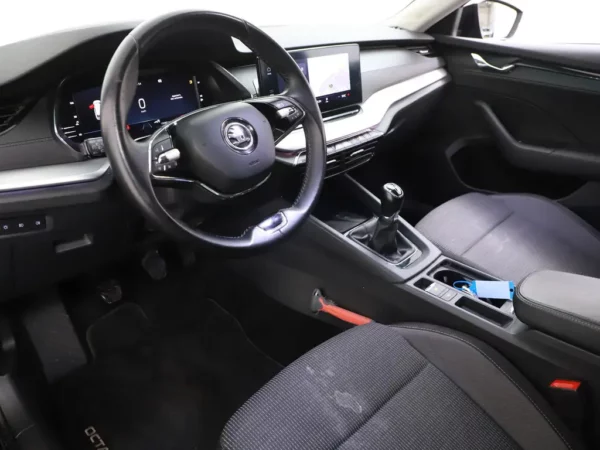 Photo 7 of 35 of TMBJP7NX8MY130954 Skoda Octavia Combi 1.0 TSI Business Edition Led