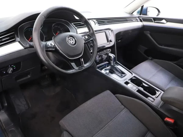 Photo 7 of 35 of WVWZZZ3CZHE054129 Volkswagen Passat Variant 1.4 TSI GTE Connected