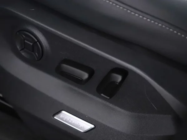 Photo 7 of 41 of WVGZZZCRZKD048400 Volkswagen Touareg 3.0 TSI R-Line Pano