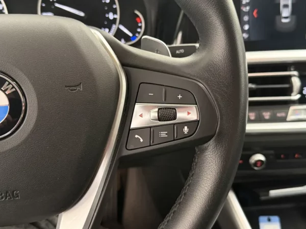 Photo 8 of 23 of WBA5F71090A415661 BMW 3-serie 320i High Executive (4-drs Sedan)