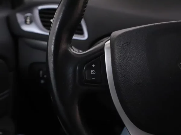 Photo 8 of 28 of VF1JZD6J651900354 Renault Scénic Xmod 1.2 TCe Bose Alcantare