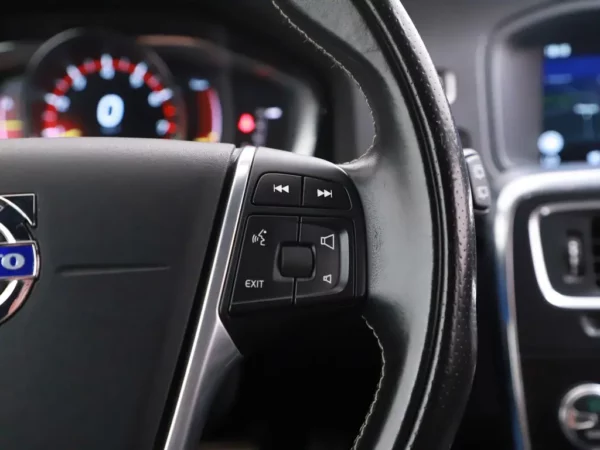 Photo 8 of 28 of YV1FW45HBF1260589 Volvo V60 1.6 T3 R-Design Cruise Ecc