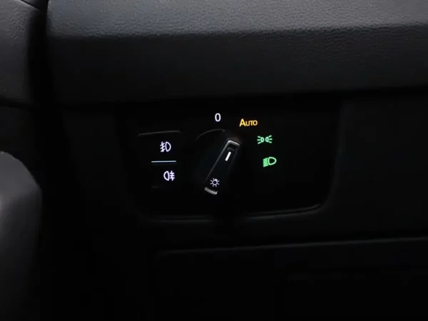 Photo 8 of 32 of WVWZZZ3CZJE179289 Volkswagen Passat 1.4 TSI ACT Comfortline 4-drs Sedan