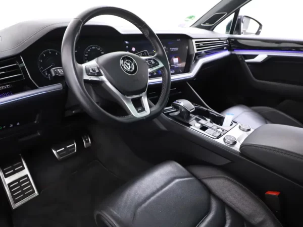 Photo 8 of 41 of WVGZZZCRZKD048400 Volkswagen Touareg 3.0 TSI R-Line Pano