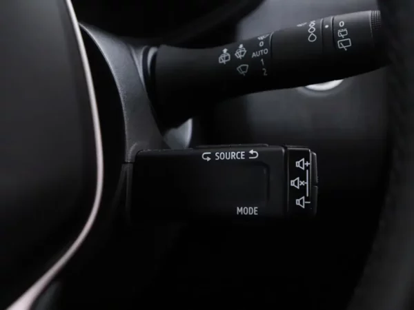 Photo 9 of 25 of VF1RJA00774065214 Renault Clio 1.6 E-Tech Full Hybrid 145