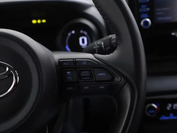 Photo 9 of 27 of YARKBAC3200180897 Toyota Yaris 1.5 Hybrid Dynamic 5-drs Hatchb