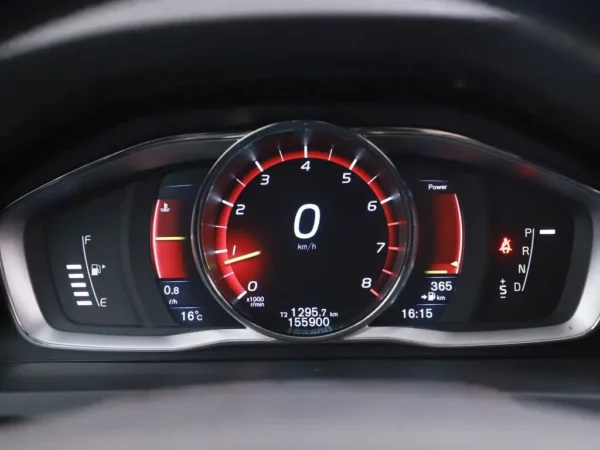 Photo 9 of 28 of YV1FW45HBF1260589 Volvo V60 1.6 T3 R-Design Cruise Ecc