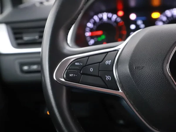 Photo 9 of 29 of VF1RJB00068086046 Renault Captur 1.0 TCe 100 Bi-Fuel Business Zen LED