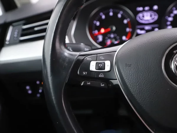 Photo 9 of 32 of WVWZZZ3CZJE179289 Volkswagen Passat 1.4 TSI ACT Comfortline 4-drs Sedan