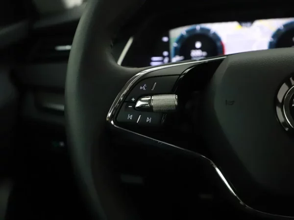 Photo 9 of 33 of TMBJP8NX0RY146191 Skoda Octavia Combi 1.0 TSI Business Edition