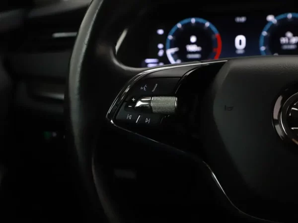 Photo 9 of 34 of TMBAP7NX0MY011246 Skoda Octavia 1.0 TSI Business Edition 5-drs Hatchb.