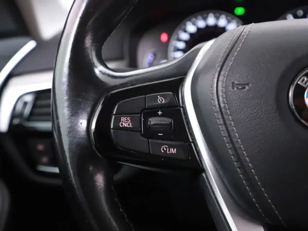 Photo 9 of 34 of WBAJL11080BC88242 BMW 5 Serie Touring 520i High Executive 5-drs Combi