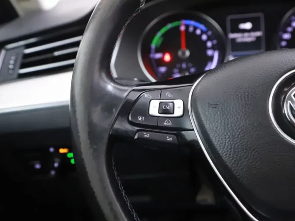 Photo 9 of 35 of WVWZZZ3CZHE054129 Volkswagen Passat Variant 1.4 TSI GTE Connected