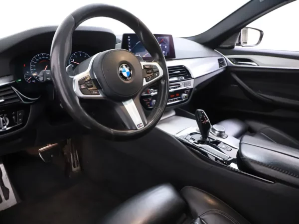 Photo 9 of 36 of WBAJK51080BX22697 BMW 5 Serie 520i Aut. High Executive M-Pack LED