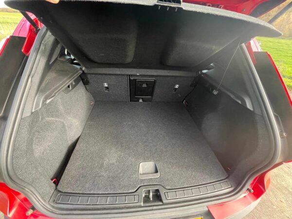 Photo 26 of 49 of P-VXC402018-157600 Volvo XC40 T3 Momentum T3 1.5L 3 cylindres turbo