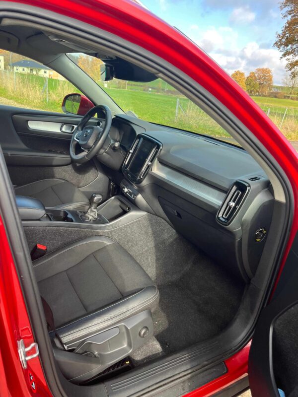 Photo 30 of 49 of P-VXC402018-157600 Volvo XC40 T3 Momentum T3 1.5L 3 cylindres turbo