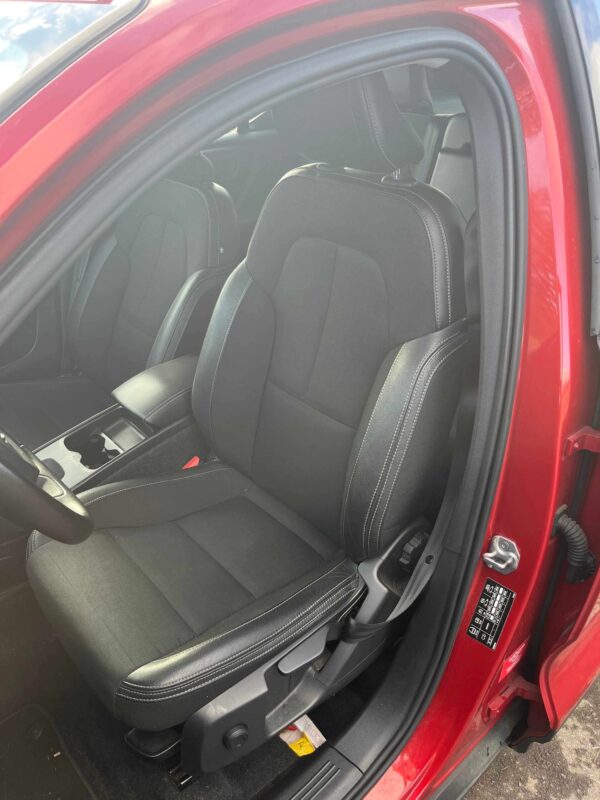 Photo 7 of 49 of P-VXC402018-157600 Volvo XC40 T3 Momentum T3 1.5L 3 cylindres turbo