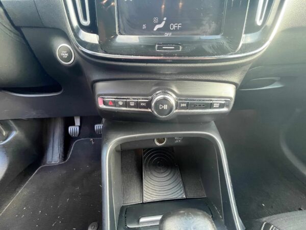 Photo 8 of 49 of P-VXC402018-157600 Volvo XC40 T3 Momentum T3 1.5L 3 cylindres turbo