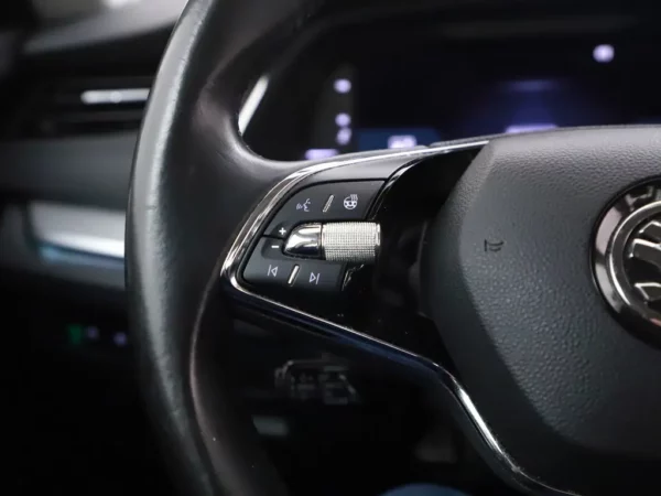 Photo 10 of 32 of TMBJR7NX0LY013295 Skoda Octavia Combi 1.5 TSI First Edition Winterpakket