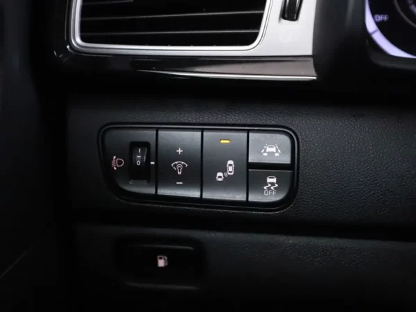 Photo 10 of 35 of KNACC81CGH5054995 Kia Niro 1.6 GDi Hybrid ExecutiveLine