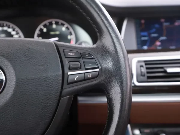 Photo 11 of 40 of WBASP61030DV47940 BMW 5 Serie Gran Turismo 530xd High Executive