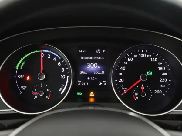 Photo 12 of 30 of WVWZZZ3CZJE189716 Volkswagen Passat Variant 1.4 TSI GTE (5-drs