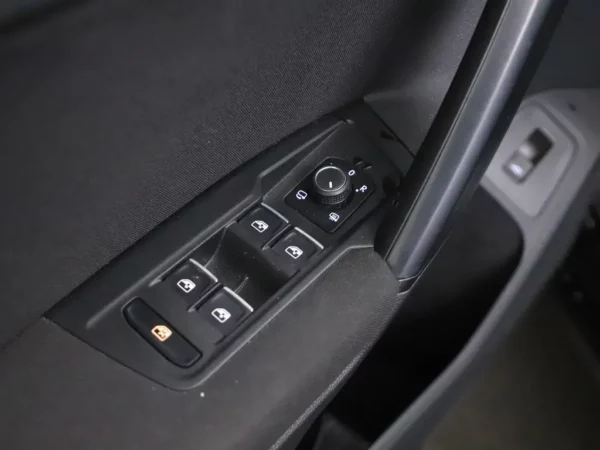 Photo 12 of 31 of WVGZZZ5NZJW355944 Volkswagen Tiguan 1.4 TSI DSG Comfortline Business