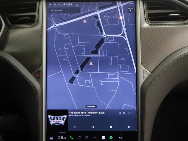 Photo 12 of 33 of 5YJSA7E26JF270000 Tesla Model S 100D (5-drs Hatchb.) Cruise