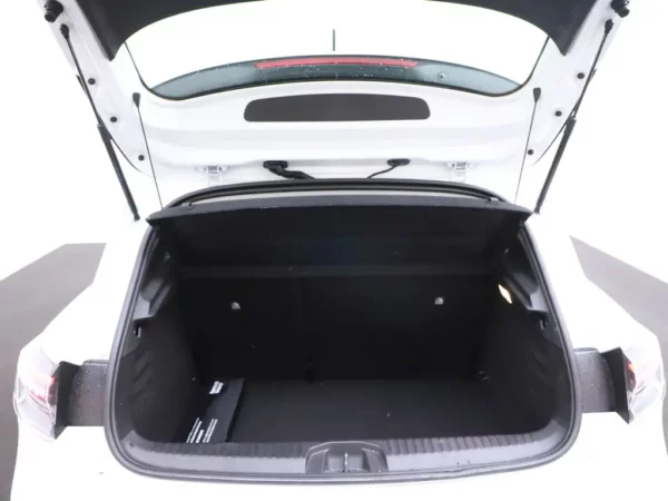 Photo 16 of 25 of VF1RJA00474065221 Renault Clio 1.6 E-Tech Full Hybrid 145