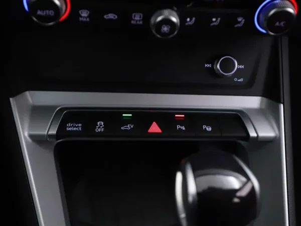 Photo 16 of 28 of WAUZZZF3XR1006511 Audi Q3 45 TFSI e edition