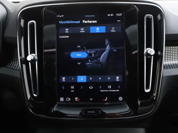 Photo 16 of 30 of YV1XZEDVEM2481671 Volvo XC40 Recharge P8 AWD R-Design LED