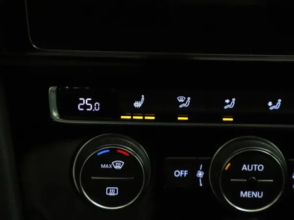 Photo 17 of 30 of WVWZZZAUZJP555503 Volkswagen Golf Variant 1.0 TSI Highline R-Line