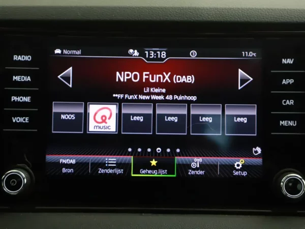 Photo 17 of 34 of TMBJR7NU6M5017005 Skoda Karoq 1.5 TSI ACT Sportline Business LED