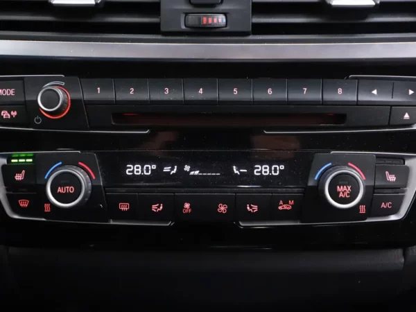 Photo 18 of 31 of WBA8A71040K742832 BMW 3-serie 330i Centennial High Executive Sport LED