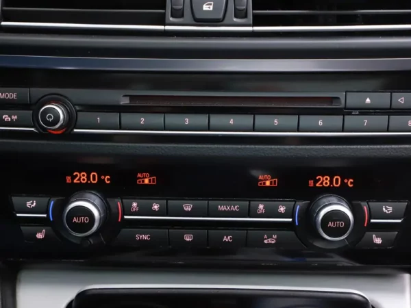 Photo 18 of 37 of WBA5G11060D177843 BMW 5 Serie Touring 520i High Executive Leder