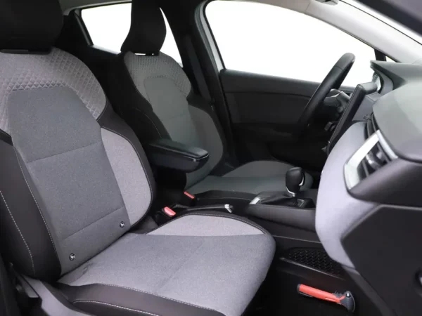 Photo 19 of 25 of VF1RJA00474065221 Renault Clio 1.6 E-Tech Full Hybrid 145