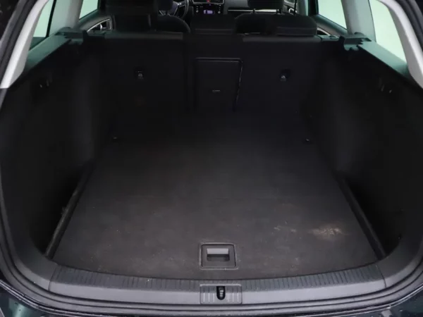 Photo 19 of 30 of WVWZZZAUZJP555503 Volkswagen Golf Variant 1.0 TSI Highline R-Line