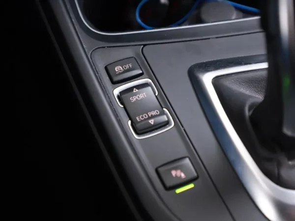 Photo 19 of 31 of WBA8A71040K742832 BMW 3-serie 330i Centennial High Executive Sport LED