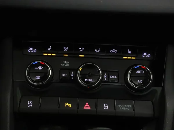 Photo 19 of 34 of TMBJR7NU6M5017005 Skoda Karoq 1.5 TSI ACT Sportline Business LED