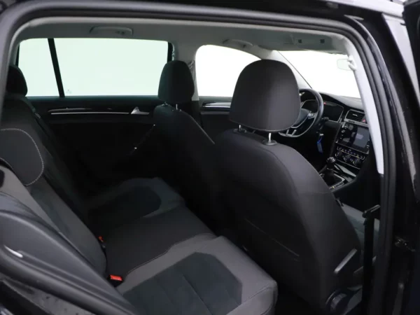 Photo 21 of 30 of WVWZZZAUZJP555503 Volkswagen Golf Variant 1.0 TSI Highline R-Line