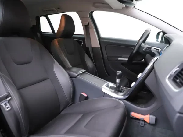 Photo 22 of 29 of YV1FW45C1F1253243 Volvo V60 1.6 T3 Momentum Nav