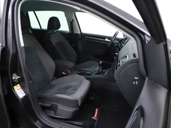 Photo 22 of 30 of WVWZZZAUZJP555503 Volkswagen Golf Variant 1.0 TSI Highline R-Line