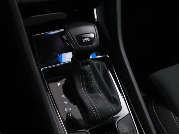 Photo 22 of 37 of TMBJR7NU0L5044196 Skoda Karoq 1.5 TSI AUT .Sportline Business LED